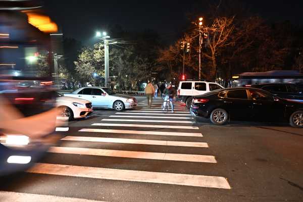 アルメニア　エレバン　自動車
