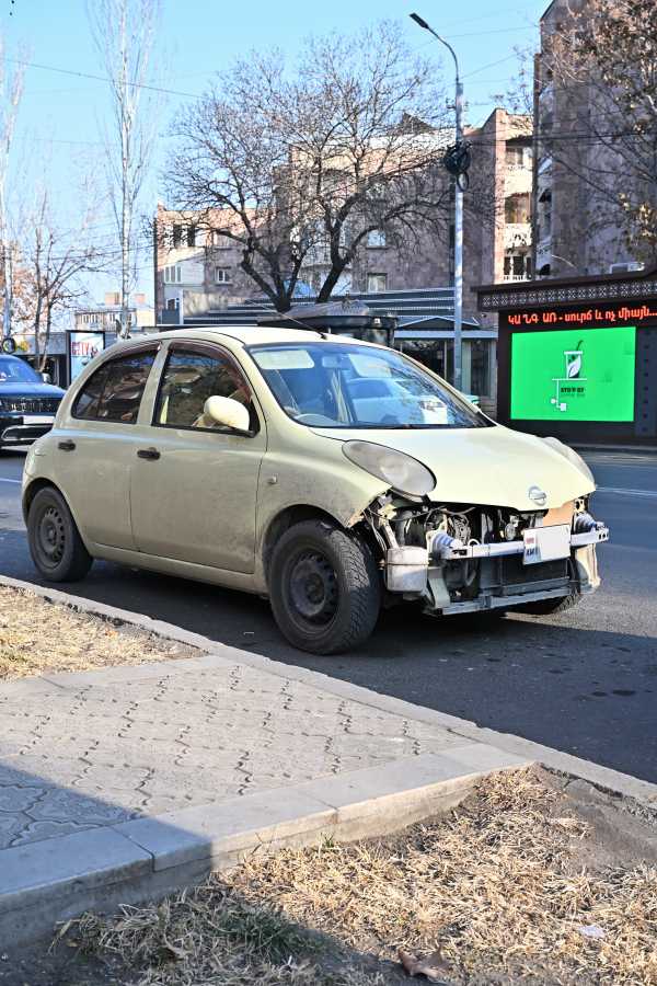 アルメニア　エレバン　自動車