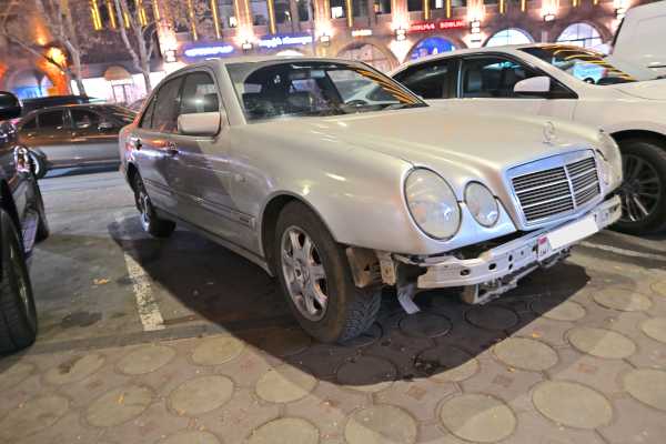 アルメニア　エレバン　自動車